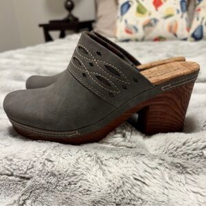 Korks Tina Clogs Mule Gray Suede Wooden Block Heel Size 8